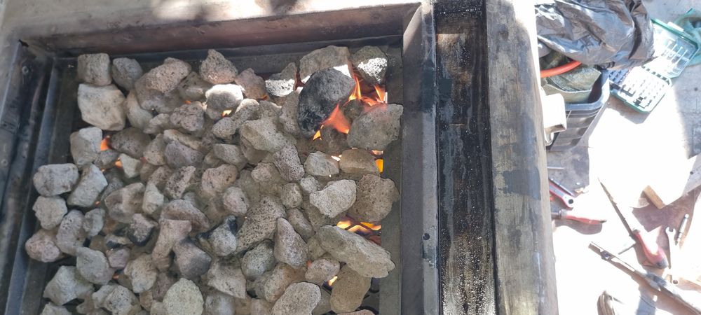 Grătar roca vulcanica