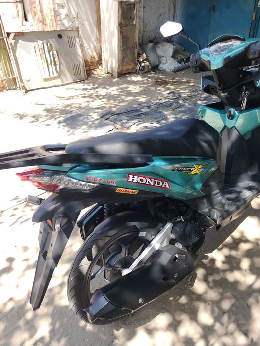 Продаётся скутер Honda Click 175