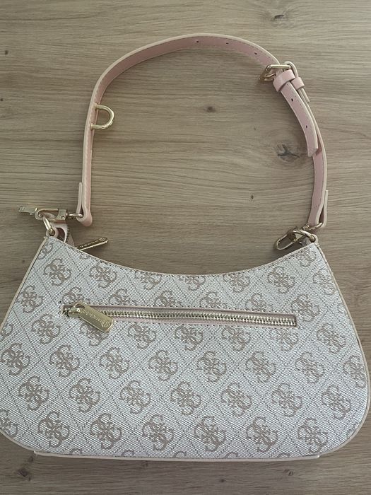 Geanta Guess,roz deschis,cu accesorii si bretea