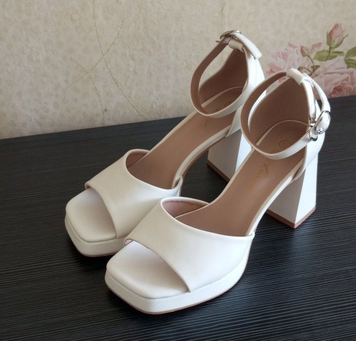 белые туфли на большом каблуке.