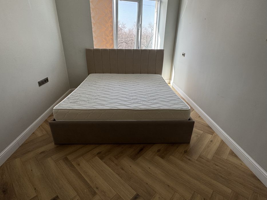 Кровать двуспальная с матрасом