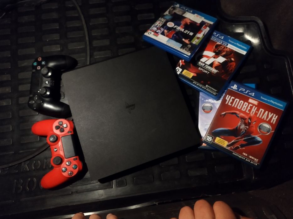 Playstation 4 slim 500гега состояние отличное срочно продам