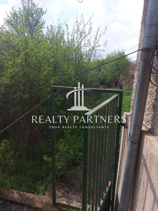 Двуетажна масивна къща с голям двор в китното село Туроковци