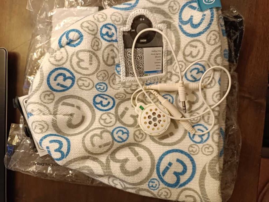 Шапка с встроенными динамиками (наушниками)