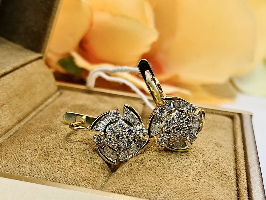 Элегантные золотые серьги с багетными бриллиантами