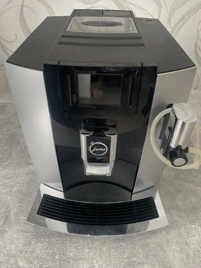 Кафемашина Coffee machine Jura E8 - много яка