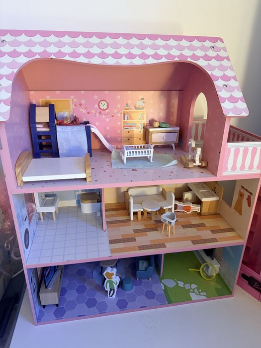 Casa de papusi din lemn