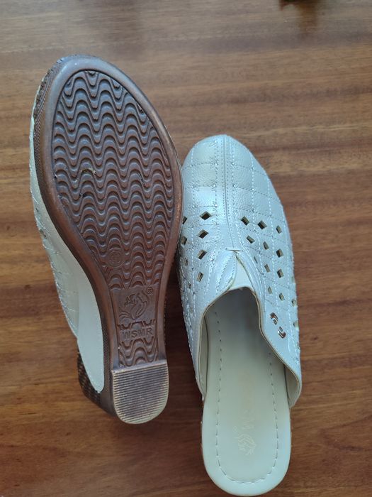 Продам  фирменные кожаные  босоножки.