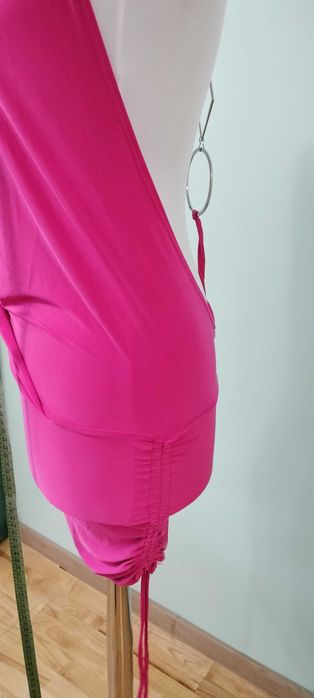 Секси парти цикламена къса рокля с гол гръб и отворено деколте