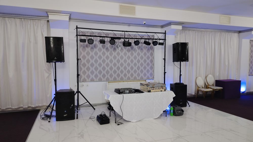 DJ MC sonorizare lumini mașină de fum mașină de balonase