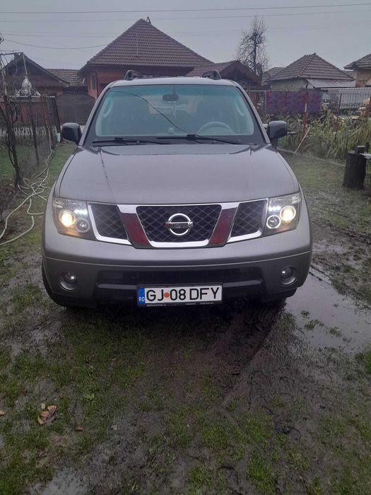 Vând Nissan Pathfinder