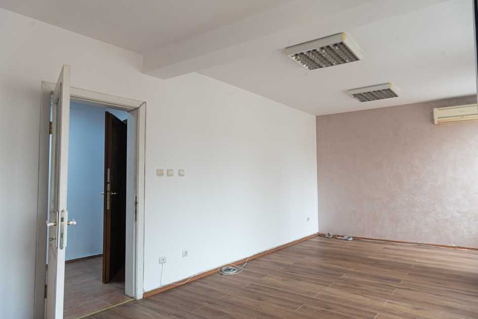 Дава се под наем Офис в Бургас, Център - 65 кв.м за 350 € - Снимка #1