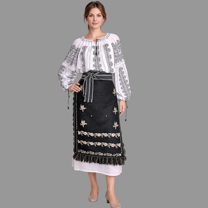 Costum popular lucrat manual cu catrinta veche fir metalic  masura M-L