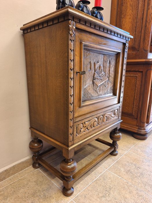 Винтидж шкаф с богата дърворезба