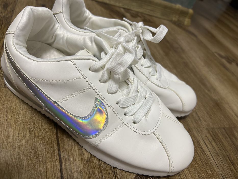 Vand adidasi nike