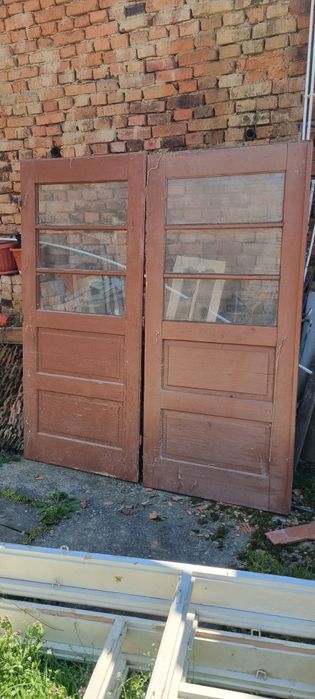 Vând pachet materiale folosite din renovare,. Uși , geamuri și  rolete de geam.
