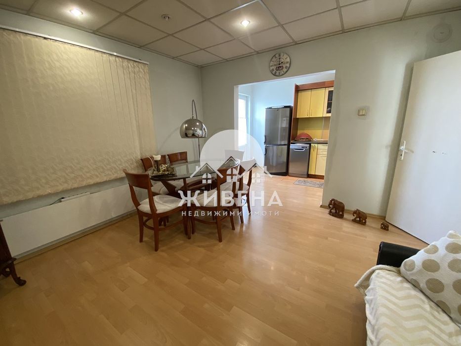 Продавам триетажна къща в обл.Варна, гр. Аксаково, РЗП: 306 кв.м