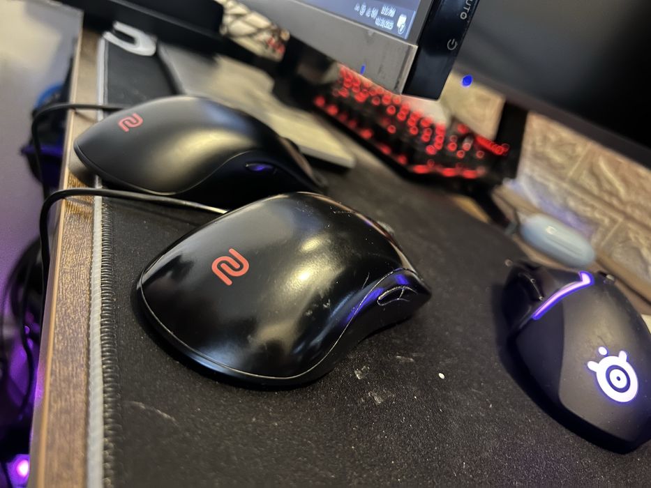Doua mouse-uri gaming de la zowie fk2