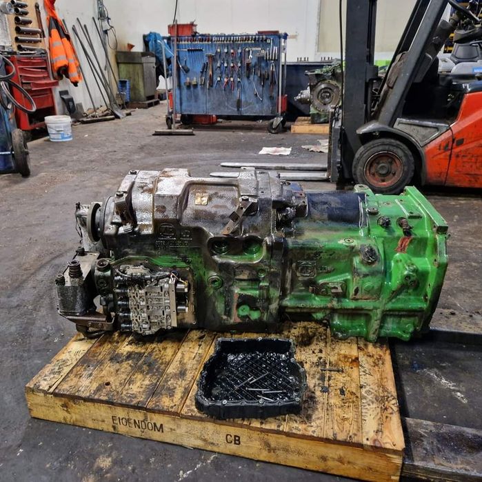 Dezmembrem tractoare John Deere