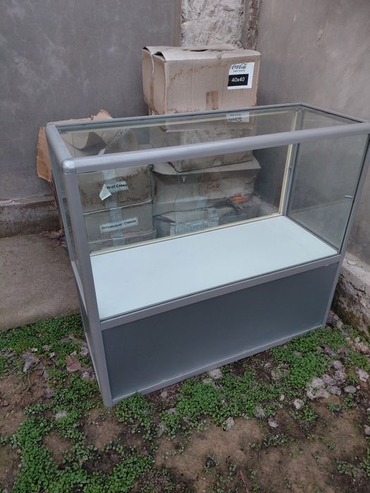 Полка стеклянная витрины