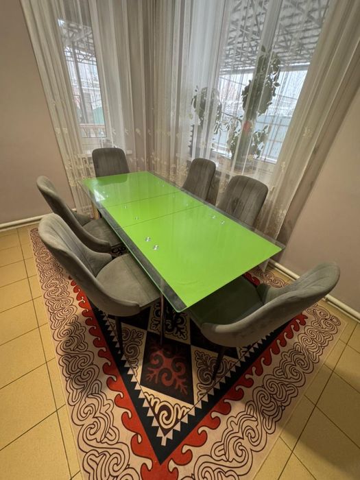 Стол со стульями на кухню