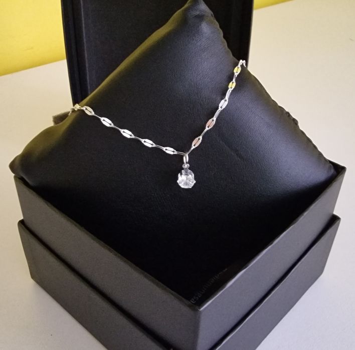 Lănțișor din argint 925 cu cristal strălucitor.