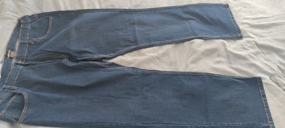 Vând blugi noi mărimea 60