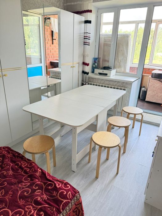 Срочно продам стол и стулья