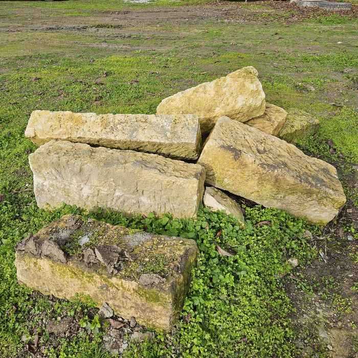 Дялан.     камък