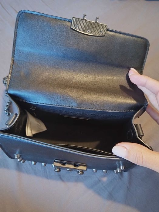 Малка кокетна чантичка