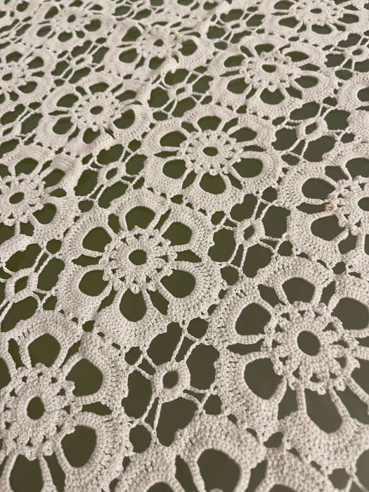 Fata de masa din macrame lucrata manual