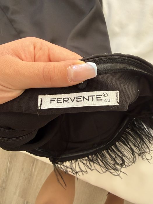 Официална  и елегантна черна рокля с пера