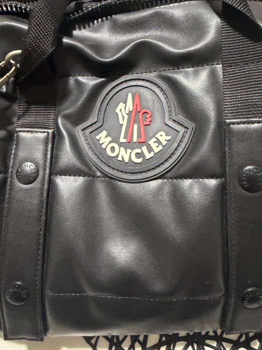 Vând poșetǎ Moncler