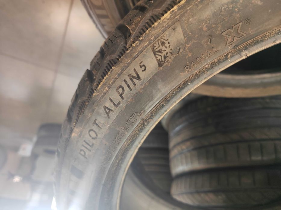 2бр.зимни гуми 225/40/18 Michelin