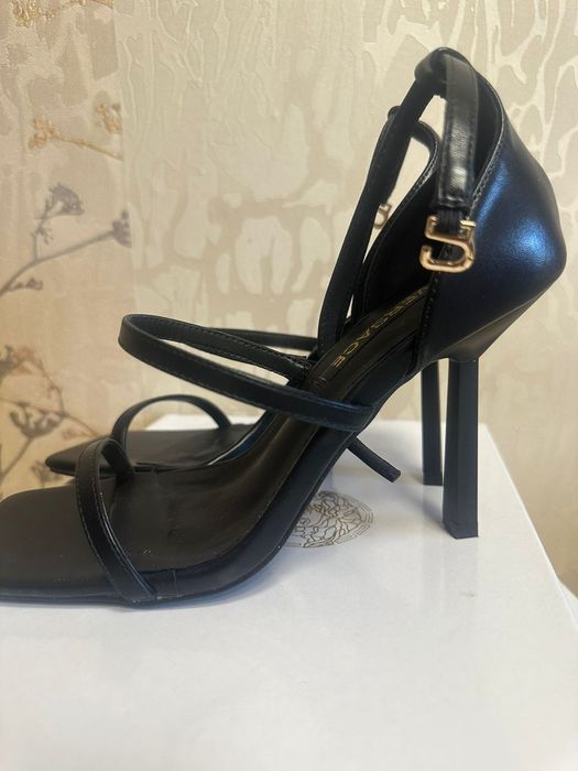 Продам женские босоножки  versace.