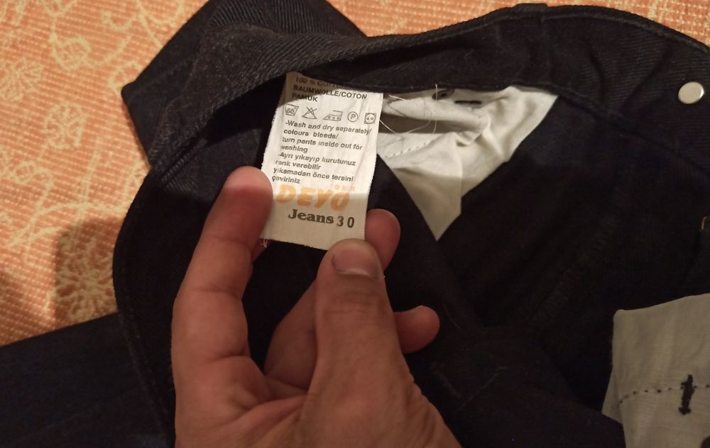 Продам женские джинсы