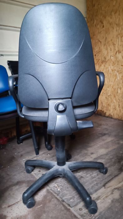 Продавам офис стол