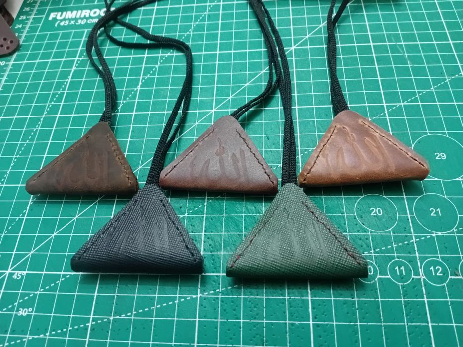 Кожаный тумар ручной работы