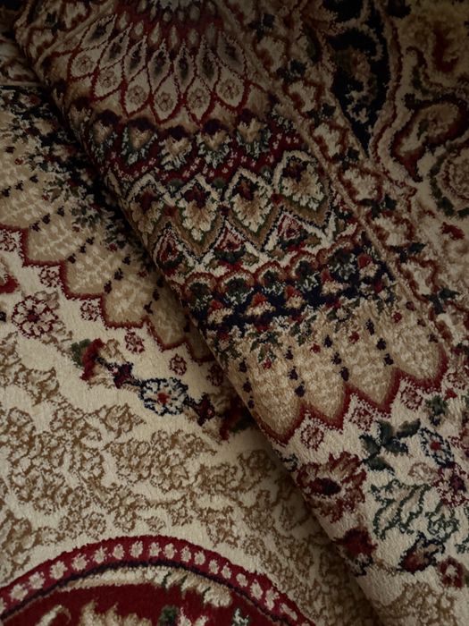 Гилам сотилади яхши холатда хар бир донаси 100 доллирдан калин гилам