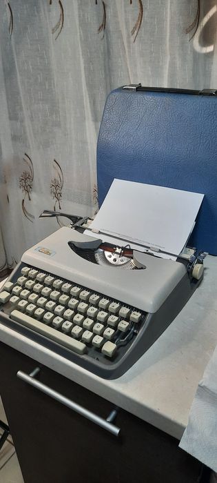 Mașină de scris portabilă Erika