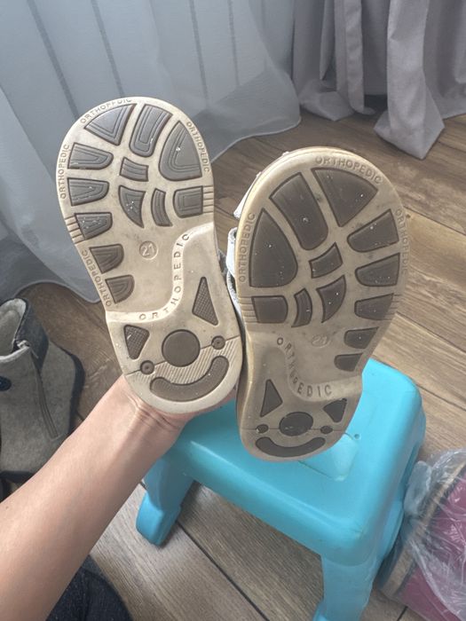 Сандали с усиленным задником