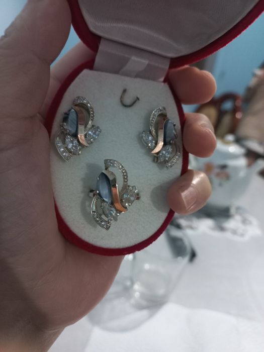Комплект, состоящий из серебра со вставками из золота.
