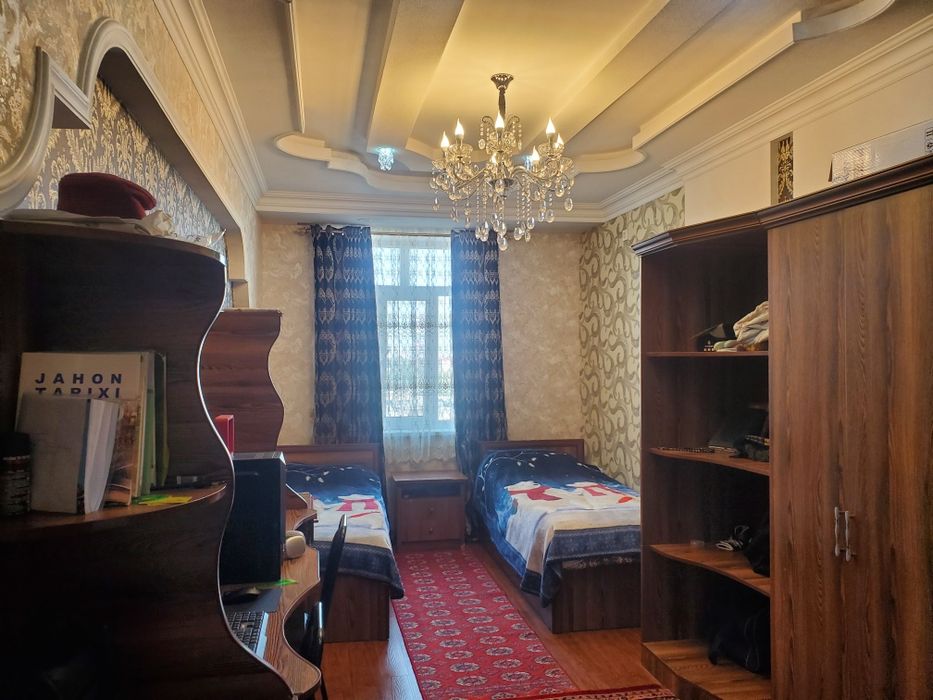 Продаются 115 кв 4 комнатная квартира  ул Амира Темура