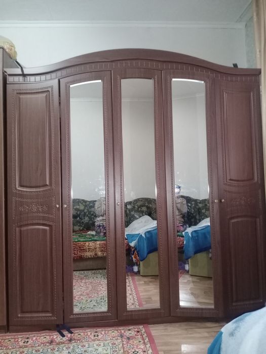 Продам шкаф очень вместительный за 60 тысяч.