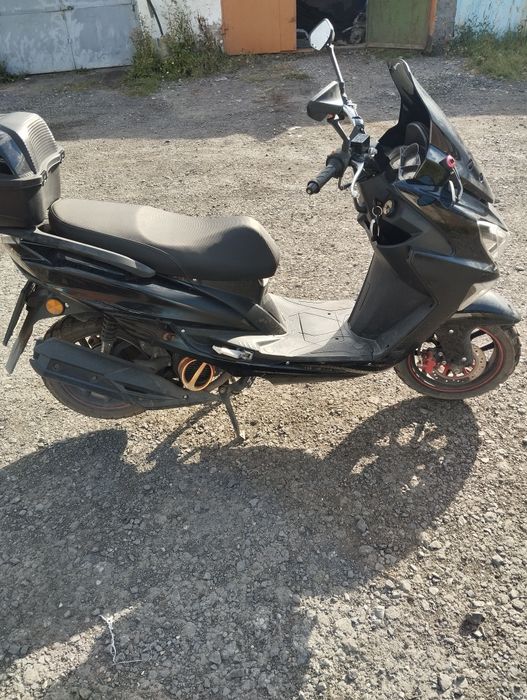 Продам скутер 150 кубов