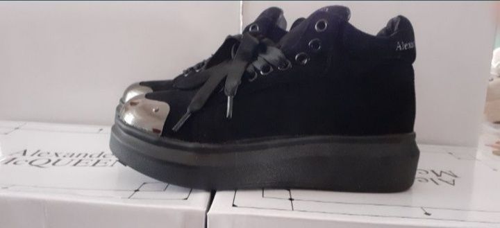 Мектеп оқушылары мен студенттерге арналған красовкалар.