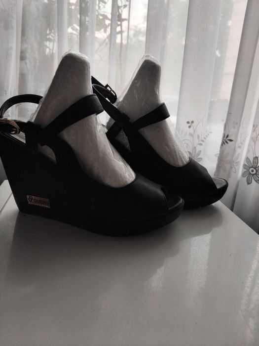 Босоножки кожанные