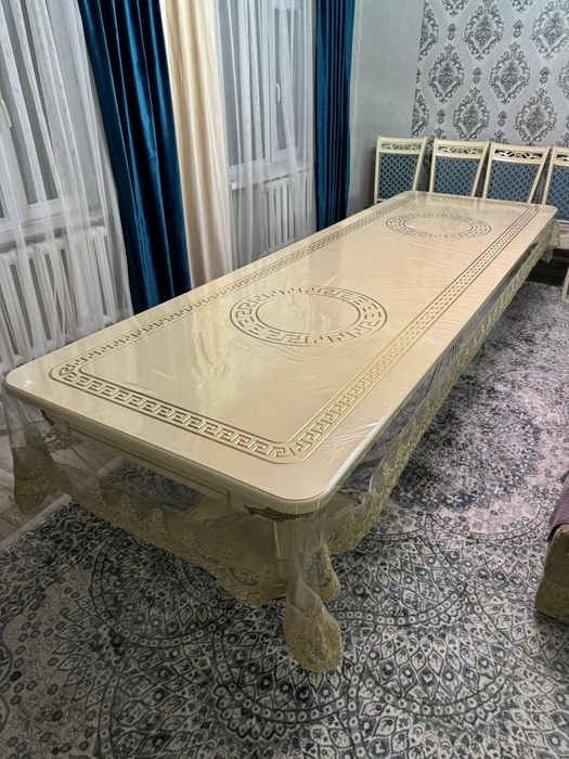 Гостинный стол..