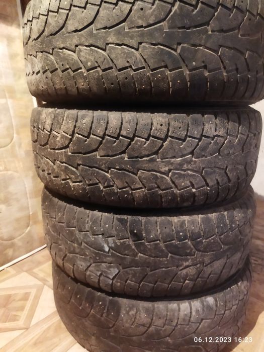 Продам шины  4 балона зима