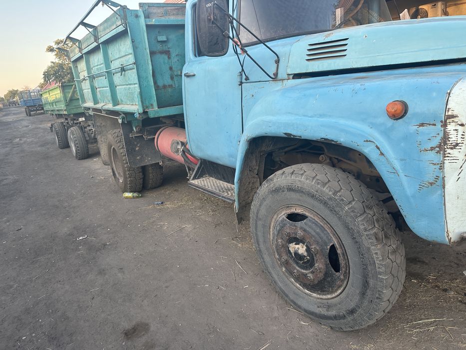 ЗиЛ самосвал жұмыс жасап жүр